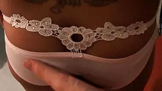 Asyalı güzel Lalaine penis emiyor ve yalıyor.
